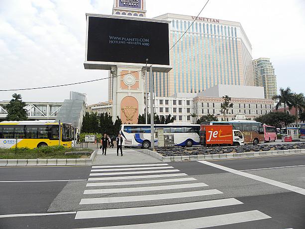 横断歩道をわたり右に向かいます