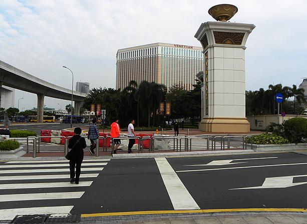 次の横断歩道をわたります。奥にヴェネチアンが見えてきました
