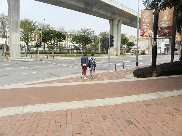 交差点のある大きな通りに出ます
