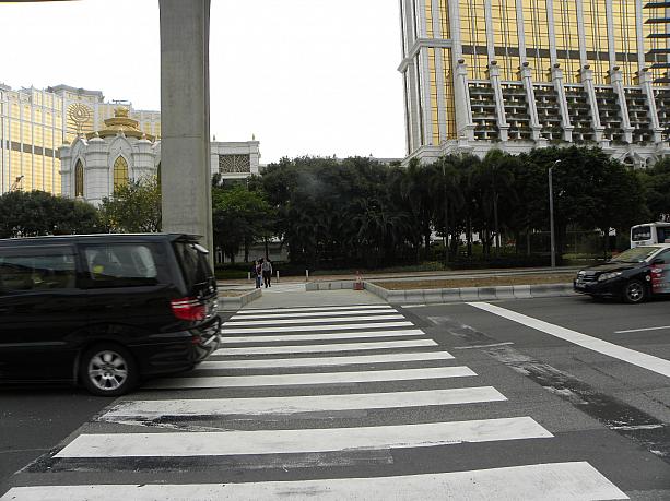 正面にある横断報道を渡り、その後、左斜めに進みます