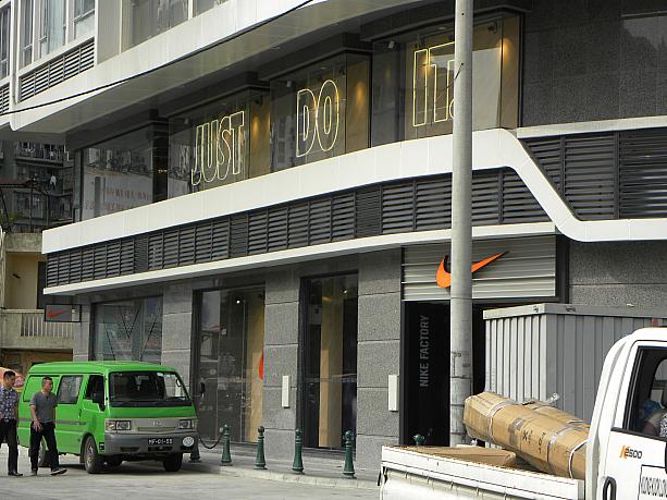 ナイキの店もありました