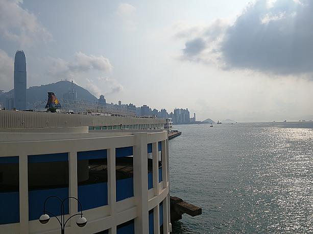 フルハーバービューではないですが、左を見ると香港島。