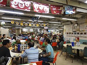 「熱食中心」は街市のフードコート！食事時はいつも地元の人で賑わっています。