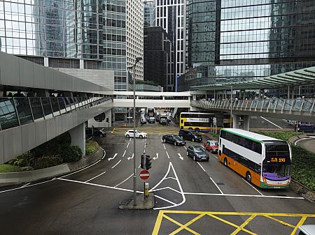 MTR香港駅から中環駅までのびる複数の陸橋