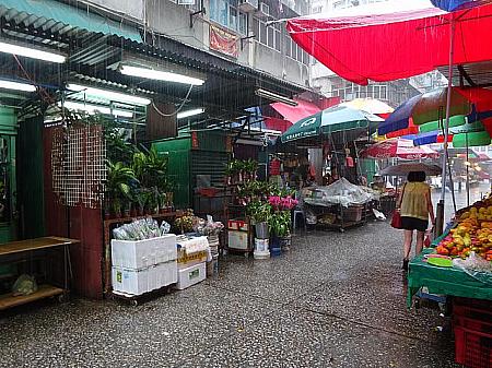 一時の大雨で、一瞬だけ静かになるマーケット。雨が止めば、またいつもの賑やかな香港の日常に戻ります