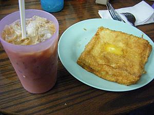 香港式のフレンチトーストと、ミルクティー。