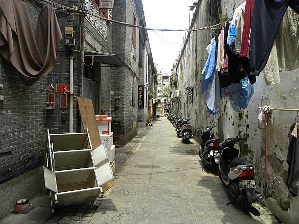 路地裏にある長屋という感じです