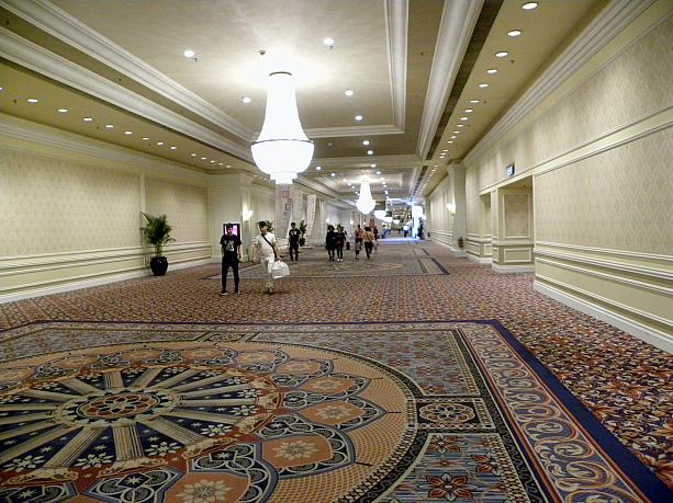 通路は展示会場の通路も兼ねています