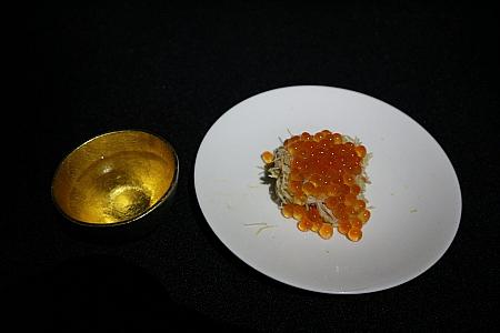 Sushi Tokamiで食べられる「Hokkaido Hairy Crab with Salmon Roe Donburi」とペアリングの清酒の一例
