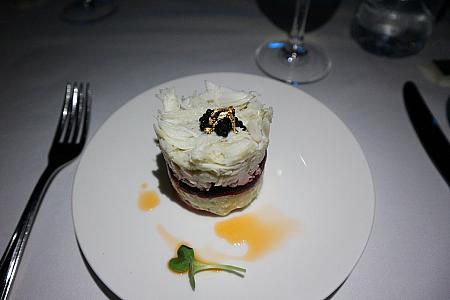 Cucinaで食べられる「Crab Meat Salad with green apple beetroots, mayonnaise and caviar」の一例