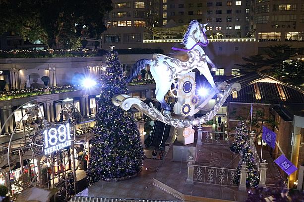 正面広場にはクリスマスの飾りのアンティークショップと、ショップの屋上には木馬が設置されました。