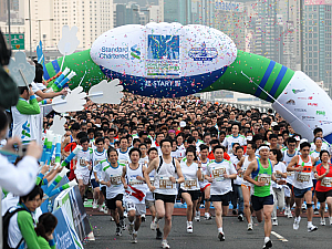<b>■香港国際マラソン<br>期日：1月21日（日）<br>時間：5:45～8:30</b>　※いずれもスタート時間。<br><br>今ではすっかり年中行事として定着した「香港国際マラソン」。フルマラソン、ハーフマラソン、10キロマラソンなどの種目で競われる、アジア最大級のマラソンイベンです。