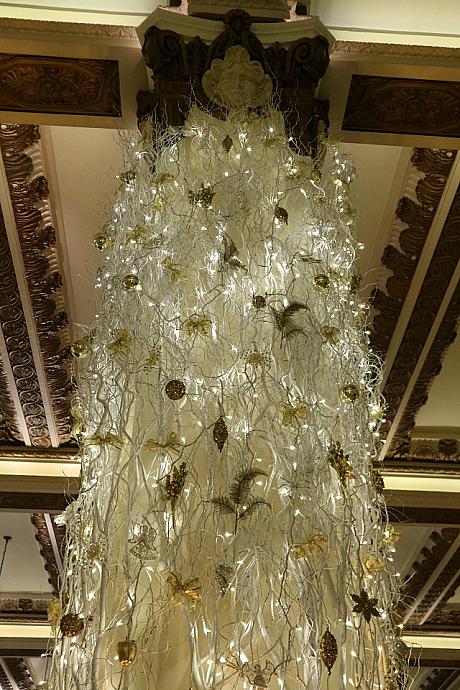 外観だけではなく、ペニンシュラホテルのロビーもとっても素敵なんです。柱１本ずつ、クリスマスの飾りが巻かれています。