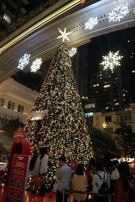 こちらは、香港島の様子。ワンチャイの利東街のクリスマス・ツリーはトラディショナル・スタイル。