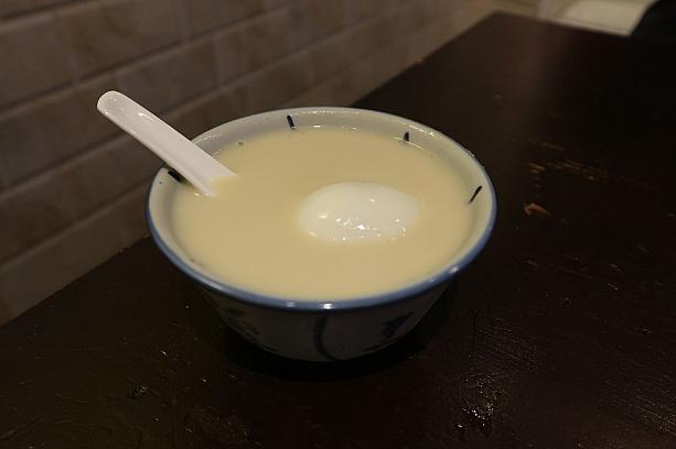 乳白色のお汁粉に浮かんでいる白いもの・・・・。はい、ゆで卵です。ここ香港ではスイーツの中にゆで卵が入るのはいたって普通のことですよ。