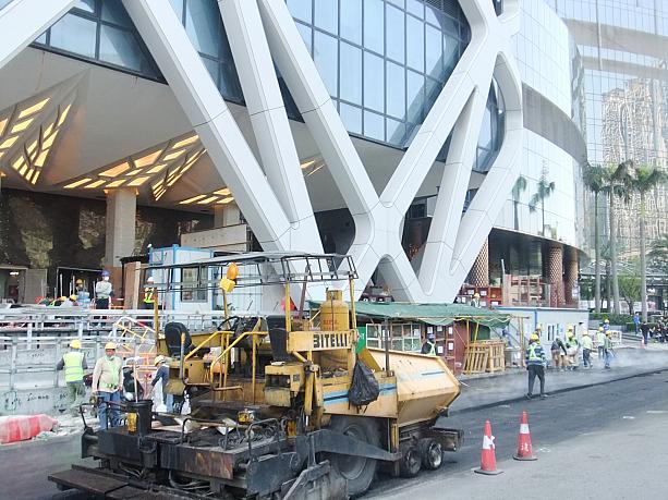 ホテル前の道路工事
