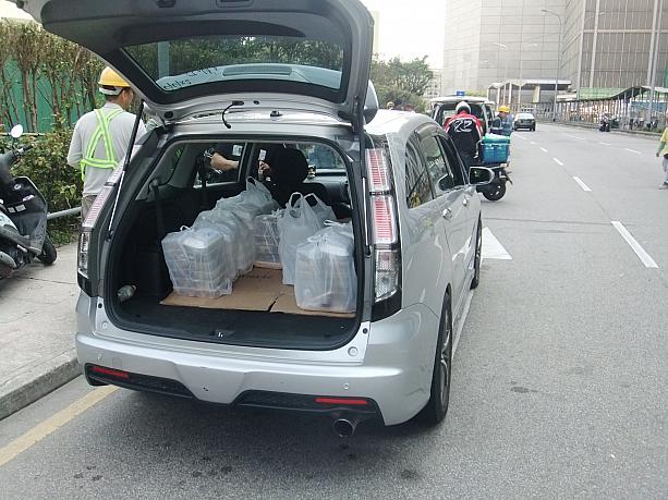 昼時になるとお弁当を積んだ車が現れました