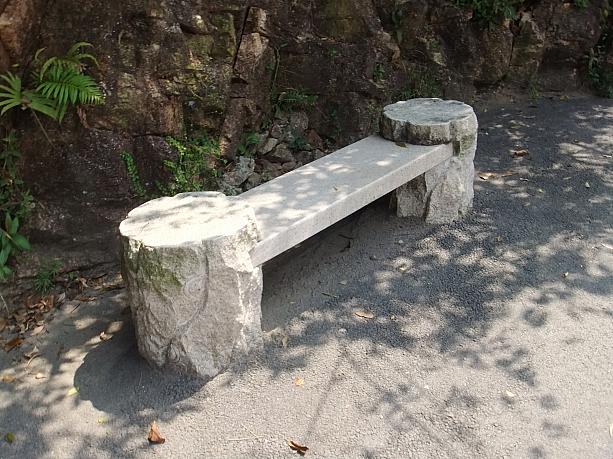 疲れたらベンチでひと休み