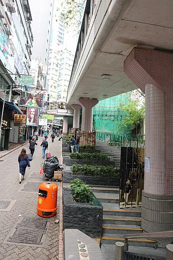 ちなみに、エスカレーターの下を歩くとこんな風景です。香港島は特に坂が多く、アップダウンのある土地に建物や店が並んでいます。