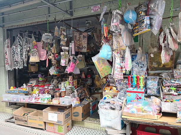 昭和の日本を思い起こすような雑貨店。店主の老夫婦は薪を焚いて晩御飯の支度をしていました。