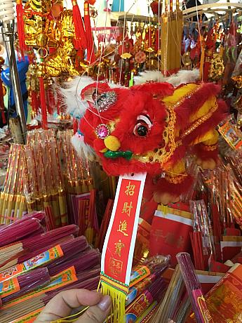 お祭りならでは。縁起の良いグッズや、ライオンをモチーフにした飾りもの等の出店も出ています。香港らしいお土産をゲットする事もできますね。
