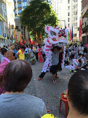 香港のお祝い事に欠かせない獅子。この獅子は、祝いの品を前にダンスをしていますね。激しいシンバルや太鼓にあわせたダンスはどれも見ごたえ抜群！