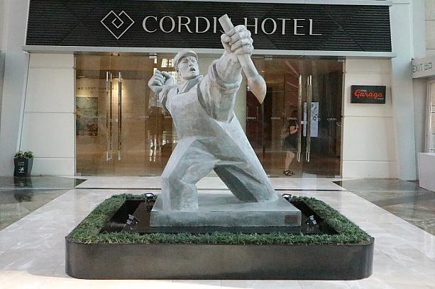 モンコクのコーディス香港アット ランガム プレイスで、イギリス人アーティスト”Louise Hillさん”のエキジビションを行っているとの事で行ってきました！このホテルは館内の至るところにオブジェなどがあり、アート好きな人には堪らない場所です。