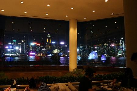いよいよ暗くなると、香港を象徴する100万ドルの夜景が目の前に。これはもう、言葉での説明は不要ですね！思い切り美しい夜景を楽しんでください。