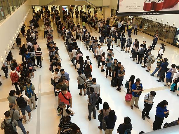 こちら、MTR沙田駅の改札入場のために列を作る人々。実際何百メートルにも及ぶ行列だったのですが、皆さん愚痴も言わずにずっと耐えて並んでいました。それにしても、緊急時にも関わらずこうして並んでいて、とっても素晴らしいですよね。
