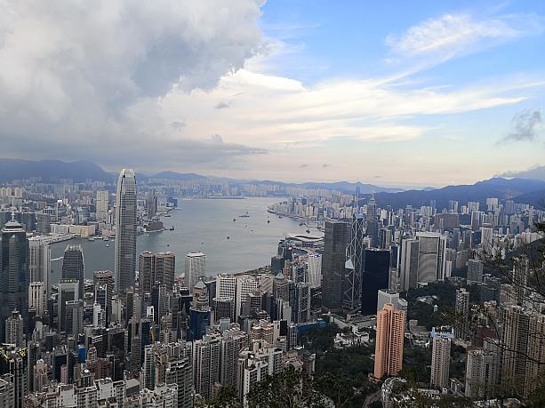そこからは違った角度から香港のパノラマが楽しめますよ。