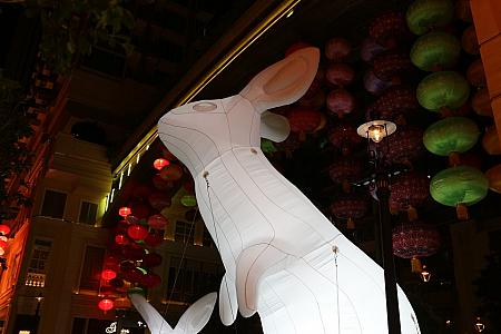 左：アーケード中央付近にある巨大ウサギ。右：アーケードに飾られたランタン。