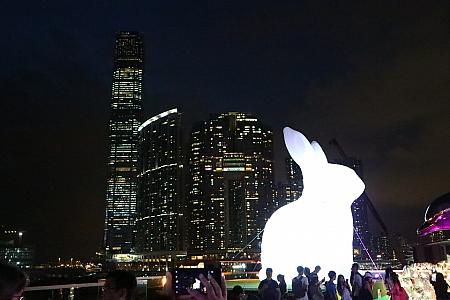 ウサギたちは、対岸の香港島のビルや、裏手のICCの夜景をバックに、浮かびあがっています。なんとも神秘的！