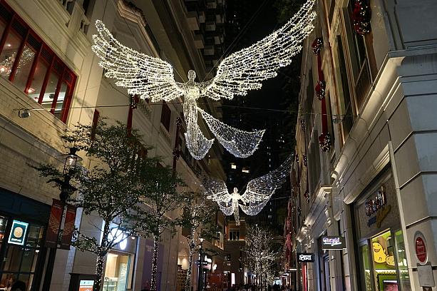 数体の天使のイルミネーションは、アーケード両脇に向かって大きく羽を広げるようにして飾られています。