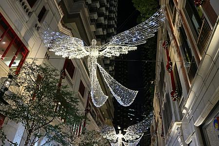 イルミネーションは増えたり少なくなったりと、まるで波が押し寄せたり引いたりするようで、見ていて飽きません。このクリスマスのイベントは”The Spirit of Christmas”と名づけられており、12月31日まで見ることができます。ロンドンのリージェントストリートでも同じようなイルミネーションが飾られて人々を和ませているかと思うと、何だか暖かな気持ちになります。大切な人と、ゆっくり、静かに見入りたいイルミネーションですね。