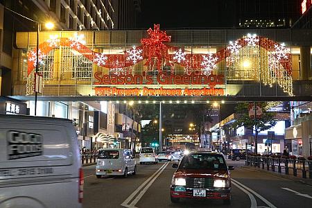 麼地道の歩道橋にはクリスマスプレゼントのラッピングのように輝くリボンがかけられています。