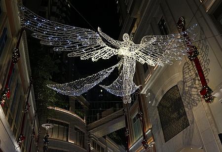 同じくクリスマスのライトアップなどで有名なロンドンのリージェントストリートと同じようなデコレーションを見ることができます。天使のライトは流れるようについたり消えたりを繰り返し、とても綺麗ですよ。