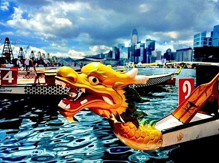 <b><center>■香港国際ドラゴンボートカーニバル2019
<br>期日：6月14日（金）～16日（日）
<br>場所：セントラルハーバーフロント
<br>料金：無料
<br>※詳細はホームページをご覧ください。</center></b>

今や世界的なイベントとなった中国伝統の行事のひとつ。スタンダード・ボートの部は500mのコースを、スモール・ボートの部は250mと500mのコースを選択し、18種類のカテゴリーに分かれて日ごろの訓練の成果を競い合います。また例年では最終日には、コスチュームレースなどさまざまなユニークなレースも開催される予定です。手に汗握るワールドレースをこの機会にぜひご覧ください。