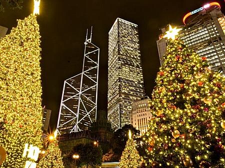 <b><center>■香港ウインターフェスタ<br>期日：12月1日（日）～2020年1月1日（水）※予定<br>場主要な観光施設やテーマパーク、ショッピングセンター、レストランなど</center></b>香港の随所で開催される香港最大イベントのひとつ。大晦日に打ち上げられる花火と共に幕を閉じます。所：セントラル・スタチュースクエアなど
