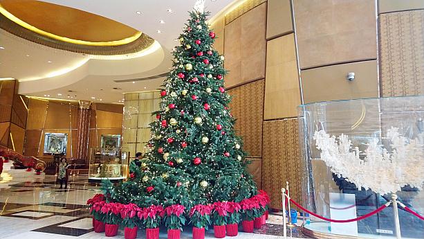 ”チョコレートツリー”とは別に普通のクリスマスツリーもホテル内に飾られています