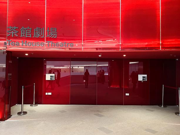 大劇場以外にも、中国茶と点心を楽しみながらステージが観られる茶館劇場や…