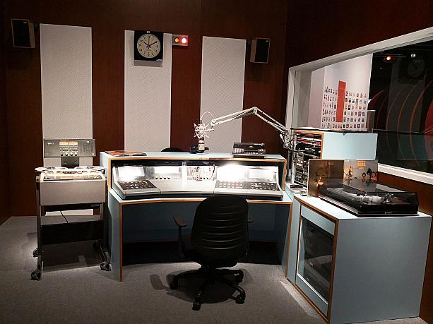 放送スタジオも、当時の機械のまま丸ごと再現。