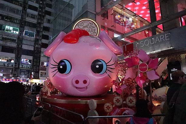2019年の干支は豚。そう、香港では豚になるんですよ。ここは尖沙咀のアイスクエア前。クリスマスから早速お正月の飾りに変わっていました。