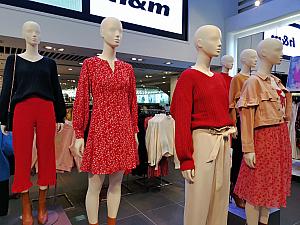 洋服店さんの店先には必ずといっていいほど赤色の服が飾られているんです。なんだか目がチカチカするぅ～