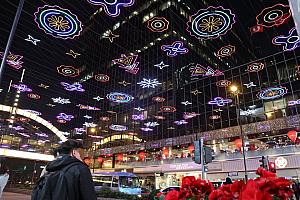 尖沙咀中心ビルと帝國中心ビルの間にはクリスマスの時と同じイルミネーションのトンネルが。ただし、クリスマスに加えて、赤い正月らしいランタンが増えて更にバージョンアップしています。