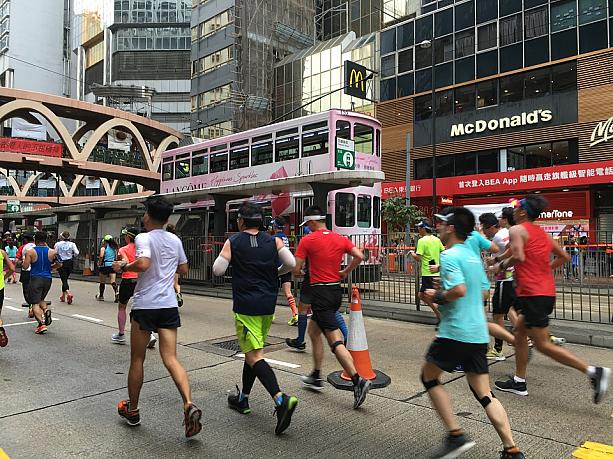 これはゴール近くのコーズウェイベイで応援をした時の写真。香港のエネルギッシュな街中の車道を走りぬけるなんて普段はできないことですから、マラソンが好きな方には面白いコースなのだそう・・・。（ナビには無理～！景色を見る余裕なんて絶対ないです。）