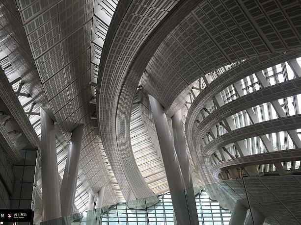 中国本土と香港を高速鉄道で結ぶ、香港側の駅である西九龍駅。