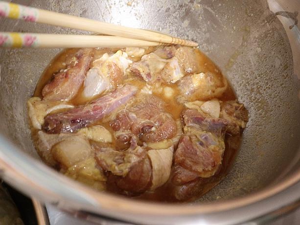 ナビ友曰く、鶏肉はそのまま鍋へ入れても良いのですが、味をつけてからのほうがより美味しいのだとか・・・。美味しいものは念入りな準備からなんですね～。