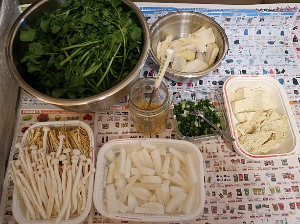 野菜や豆腐、ツミレ、きのこ類も切っておくだけで大丈夫。こちら以外にも冷蔵庫の中にはたくさんの材料がスタンバイ。お腹いっぱい食べましょう！