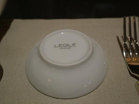 テーブルの上のカトラリーや食器にもこだわりがあります。ホワイト＆ブルーのアジア風食器はLEGLE社のもの。