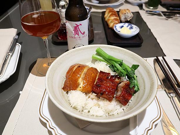 これは叉焼とお醤油味のチキンを載せたバーベキューご飯。香港クラフトビールをお供にいただきました。